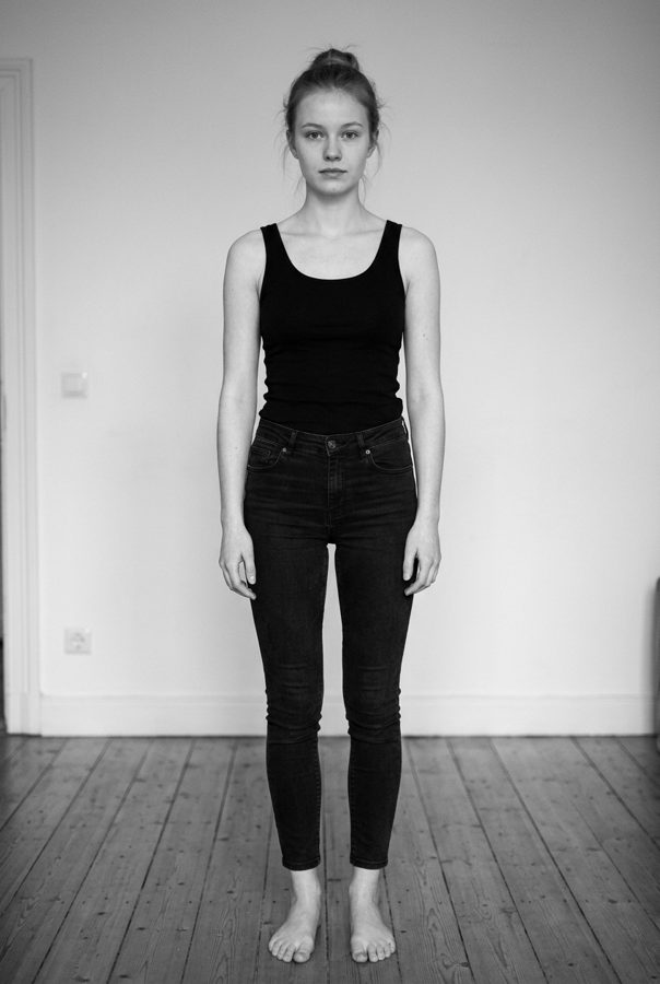 Good pola: full-length front shot in tank top and jeans